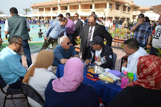 محافظ بورسعيد يلتقي موظفي الديوان العام والأحياء أثناء احتفالهم بشم النسيم