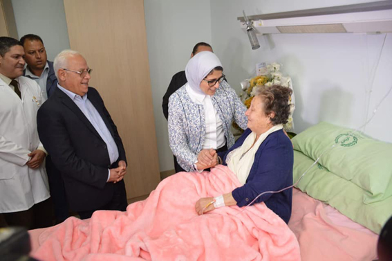 وزيرة الصحة ومحافظ بورسعيد يزورا البطلة زينب الكفراوي بالمستشفى العسكري