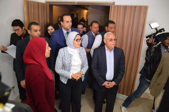 وزيرة الصحة ومحافظ بورسعيد يتفقدا أعمال التجهيزات  بمستشفي الزهور 
