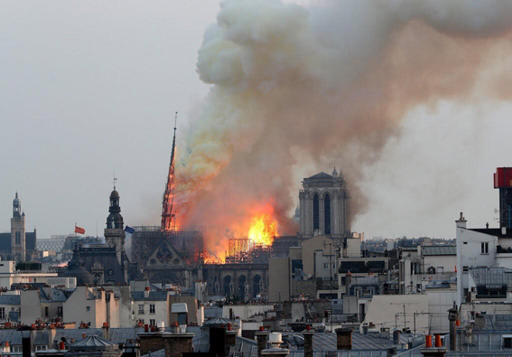 حريق هائل بكاتدرائية "نوتر دام" بباريس