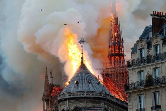 حريق هائل بكاتدرائية "نوتر دام" بباريس