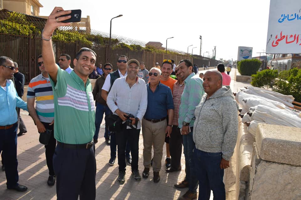محافظ بورسعيد يلتقي المواطنين على الشاطئ أثناء احتفالهم بشم النسيم