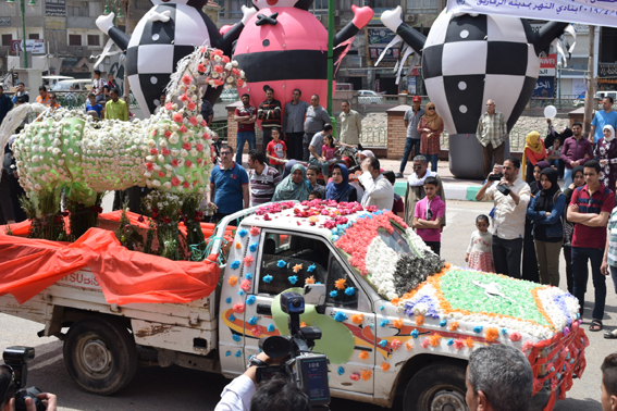محافظة الشرقية تحتفل بأعياد الربيع بعرض لسيارات تحمل الزهور 