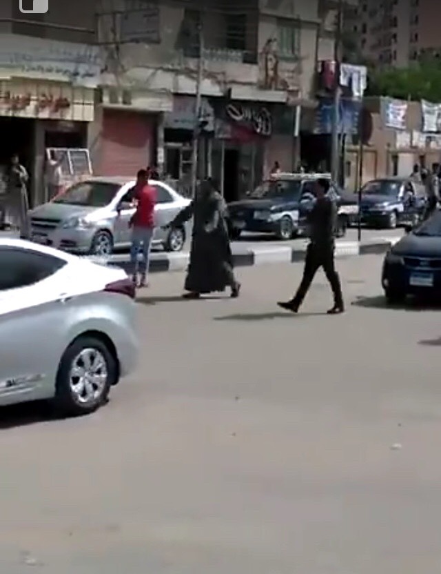 بالصور: سائق ميكروباص يحرق سيارته في أكبر ميادين محافظة سوهاج