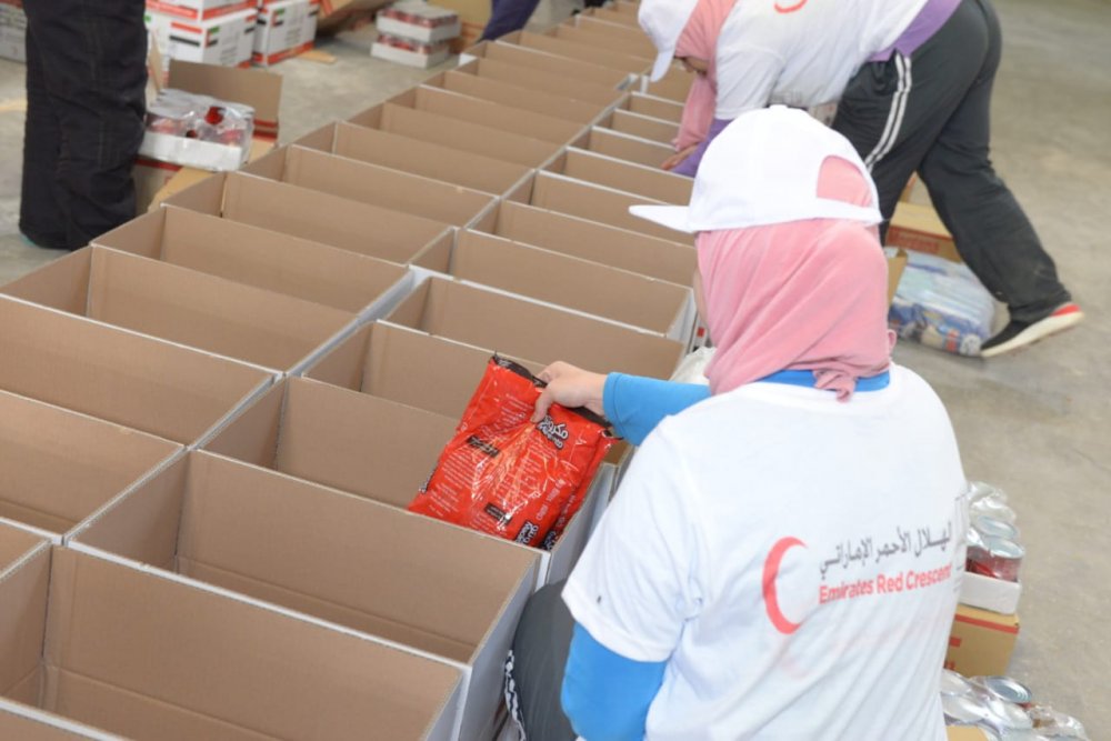  "الأورمان" و"الهلال الأحمر" الإماراتى يوزعان 500 كرتونة مواد غذائية على غير القادرين بالأقصر 