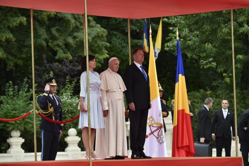 البابا فرنسيس يصل إلى رومانيا في زيارة تستمر 3 أيام