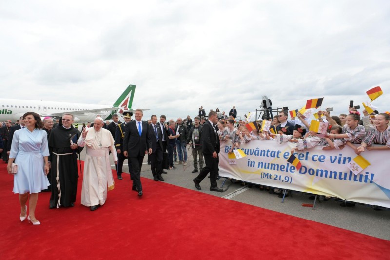 البابا فرنسيس يصل إلى رومانيا في زيارة تستمر 3 أيام