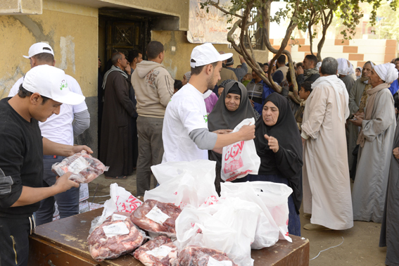 توزيع 3 آلاف كرتونة مواد غذائية و10 آلاف كيلو لحوم على غير القادرين بالإسكندرية