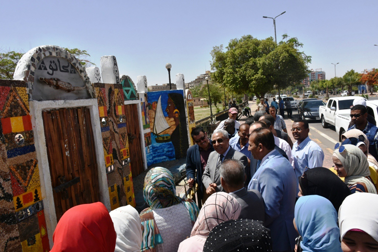 محافظ أسوان يدشن جدارية فنية بحديقة" درة النيل"