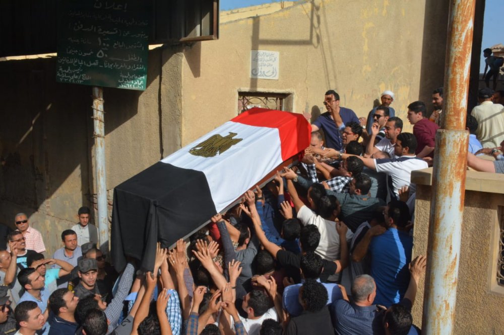 بالصور.. محافظ البحيرة ومدير الأمن يتقدمان جنازة النقيب عماد مطاريد