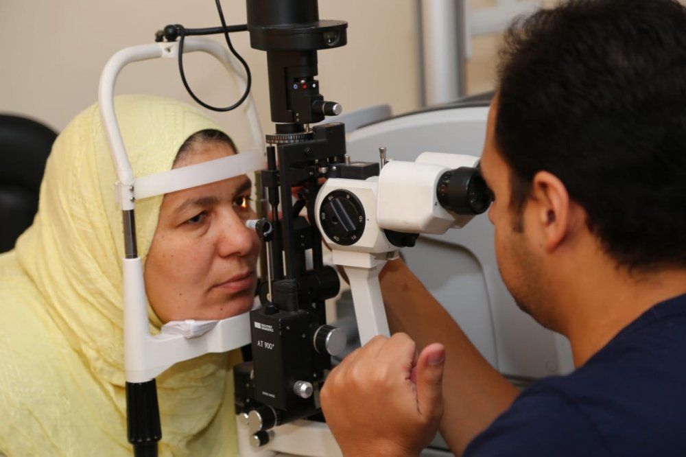 "عنيك في عنينا "تكافح العمى بتنفيذ قوافل وإجراء عمليات عيون في 3 محافظات