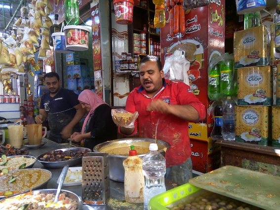بالصور.. "من حبوش لـ حباش".. حكاية وطريقة صنع أشهر أكلة شعبية علي مائدة رمضان بالبحيرة