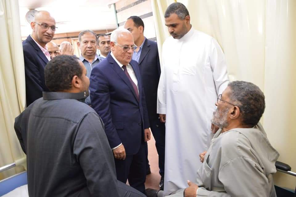 محافظ بورسعيد يزور مستشفي التضامن ويقدم التهنئة للمرضي بعيد الفطر 