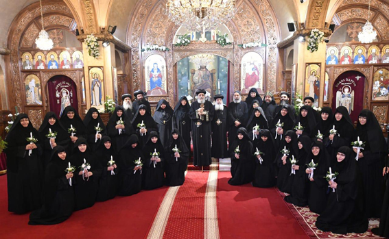 البابا تواضروس يتمم سيامة ٢٤ راهبة جديدة بـدير الأمير تادرس