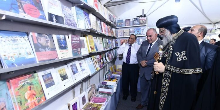 البابا تواضروس الثاني يتفقد معرض الكتاب بالكاتدرائية المرقسية في الإسكندرية