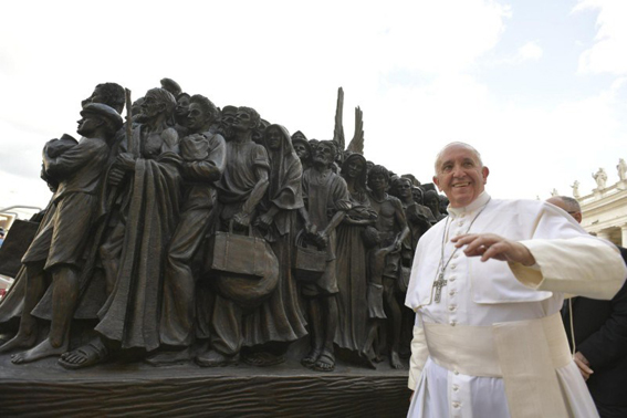 البابا فرنسيس يدشن مجسم "الملائكة المجهولون" للتذكير بالمهاجرين واللاجئين