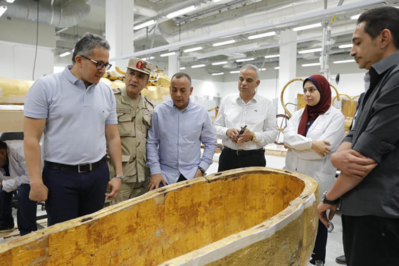 وزير الآثار يشهد أعمال فك تغليف التابوت الخاص بسنچم وزوجته