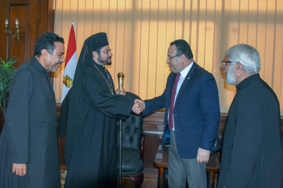 بالصور .. محافظ الإسكندرية يستقبل النائب البطريركي للأقباط الكاثوليك خلال زيارته الأولى للمدينة