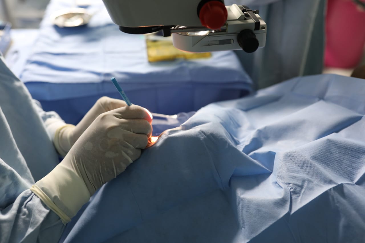 عنيك في عنينا: الكشف على 4000 مواطن وإجراء 200 عملية جراحية مجانا بالأقصر