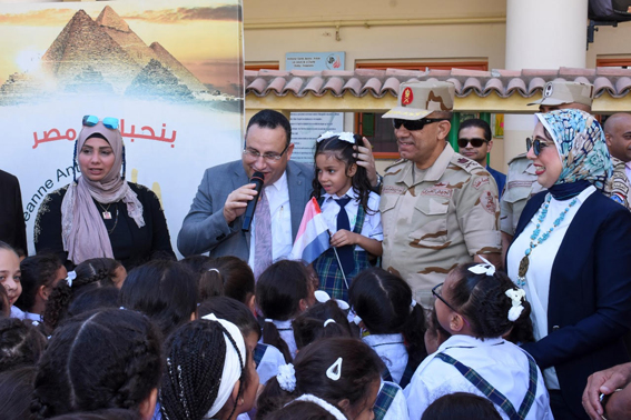 محافظ الإسكندرية يشارك قائد المنطقة الشمالية العسكرية في تكريم أبناء الشهداء بمدارسهم