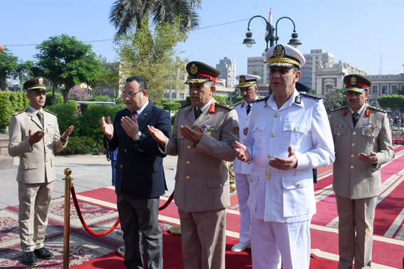 قائد المنطقة الشمالية ومحافظ الإسكندرية يضعا الزهور على النصب التذكاري للشهداء