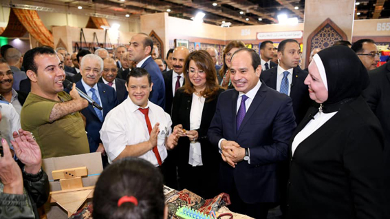 الرئيس السيسي يلتقي أصحاب المشروعات بمعرض "تراثنا"