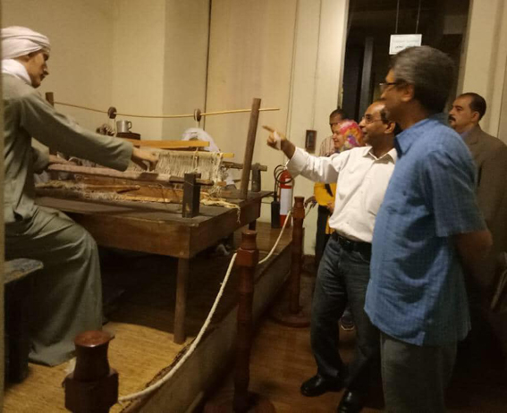 رئيس قطاع المتاحف يقوم بجولة تفقدية لمتحف النسيج المصري بشارع المعز