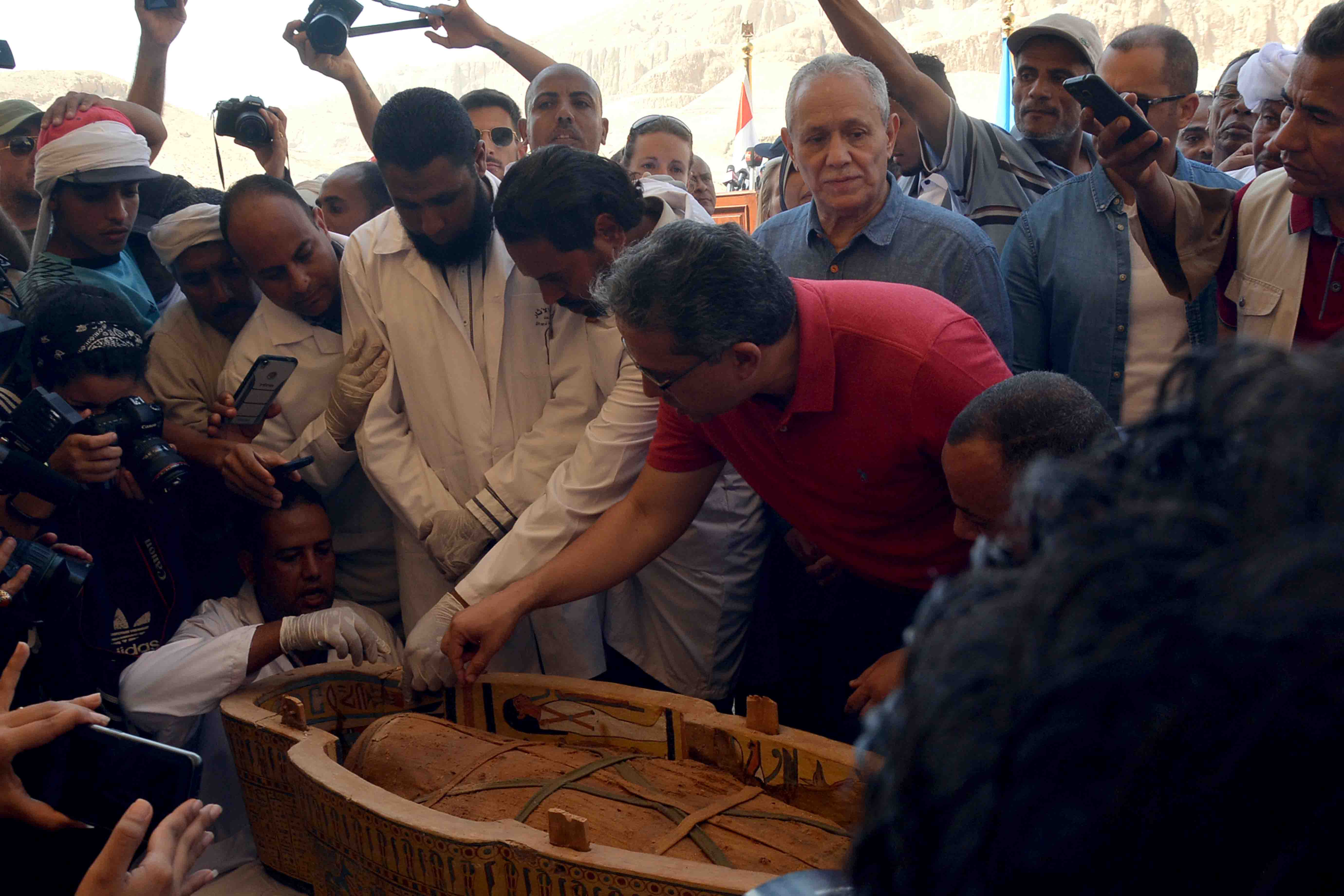 بالصور..وزير الآثار يشهد الإحتفالية الكشف عن خبيئة العساسيف والتي تضمن 30 تابوت خشبي