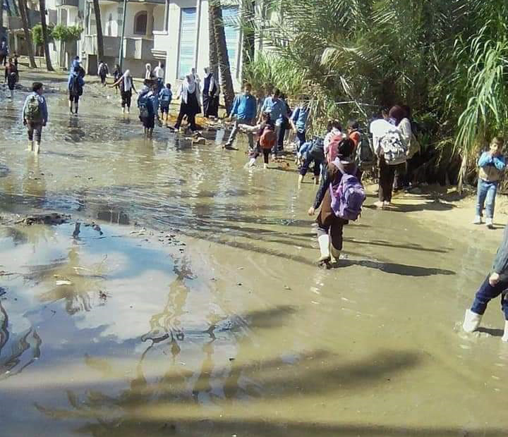 معاناة يومية بسبب مياه الأمطار لتلاميذ مدرسة إبتدائية بمطوبس