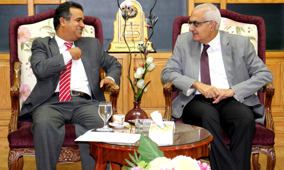 رئيس جامعة المنصورة يستقبل نائب الملحق الثقافي الليبي لبحث أحوال الطلاب الليبيين