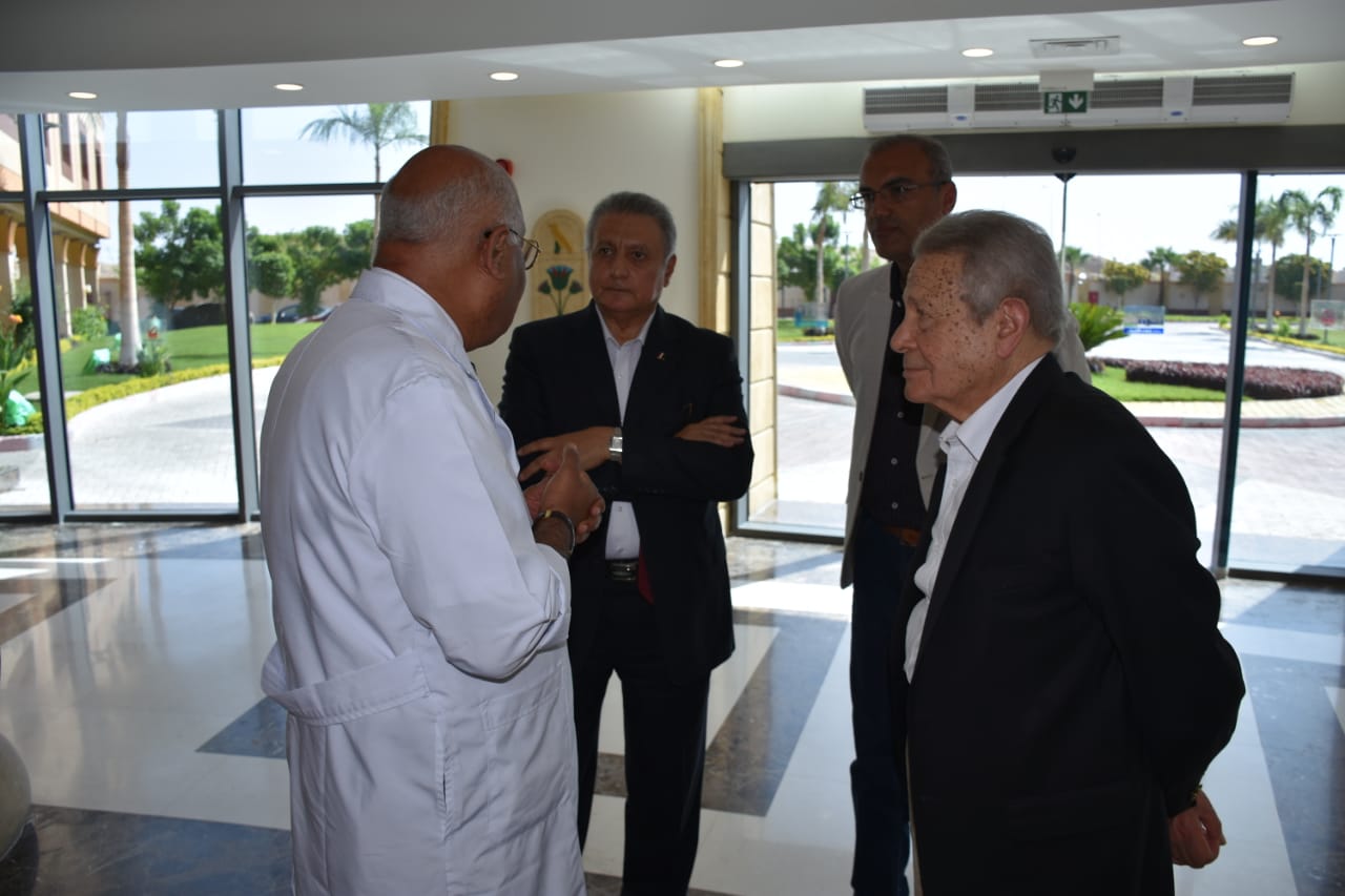أعضاء مجلس أمناء مكتبات مصر العامة يزورن مستشفى شفاء الأورمان لعلاج الأورام بالأقصر 