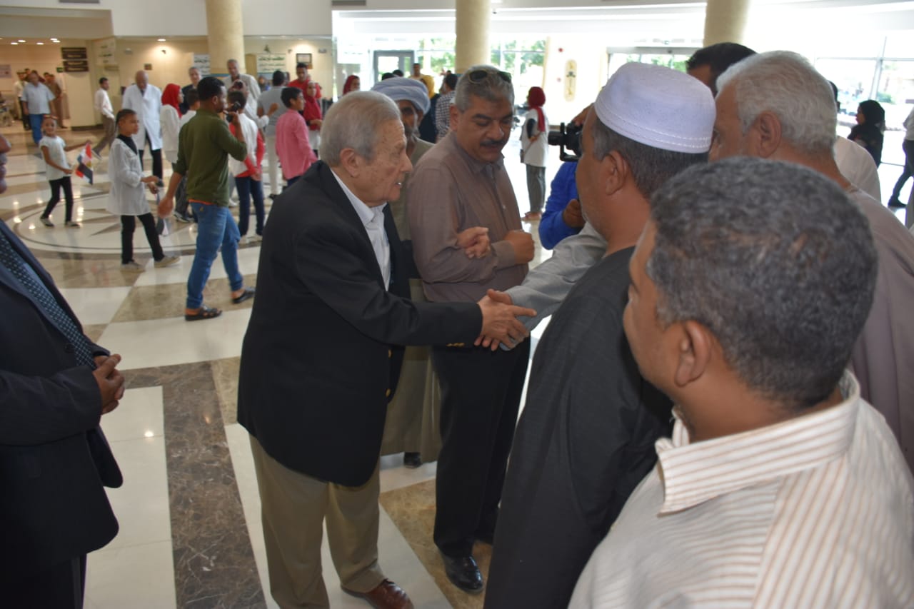 أعضاء مجلس أمناء مكتبات مصر العامة يزورن مستشفى شفاء الأورمان لعلاج الأورام بالأقصر 