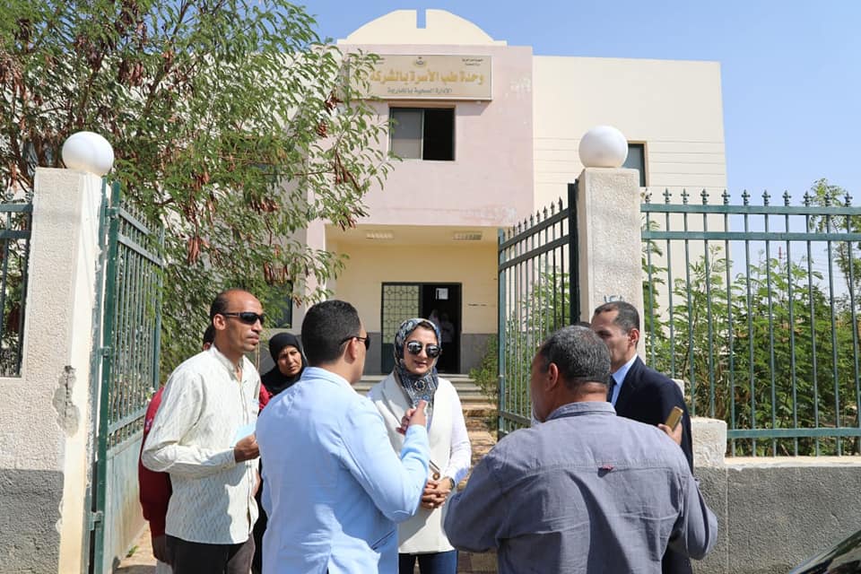 نائب محافظ الوادي الجديد تتفقد عدداً من المستشفيات والمراكز الصحية بمدينة الخارجة