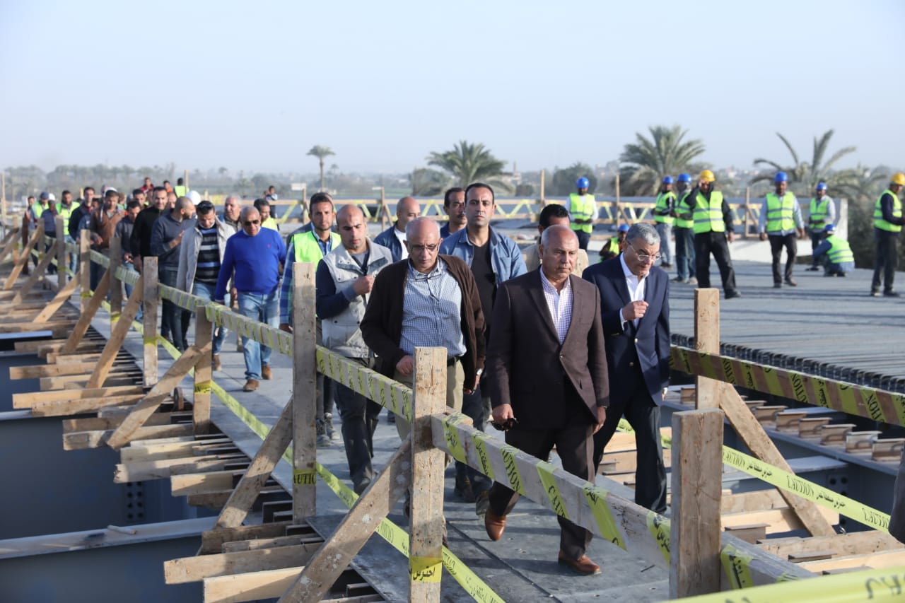  وزير النقل يتابع أعمال تنفيذ محور سمالوط على النيل بمحافظة المنيا 