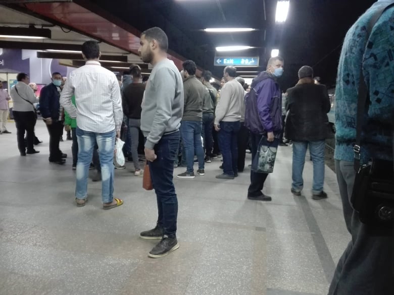 مع اقتراب موعد الحظر.. زحام شديد بمحطة مترو جمال عبد الناصر