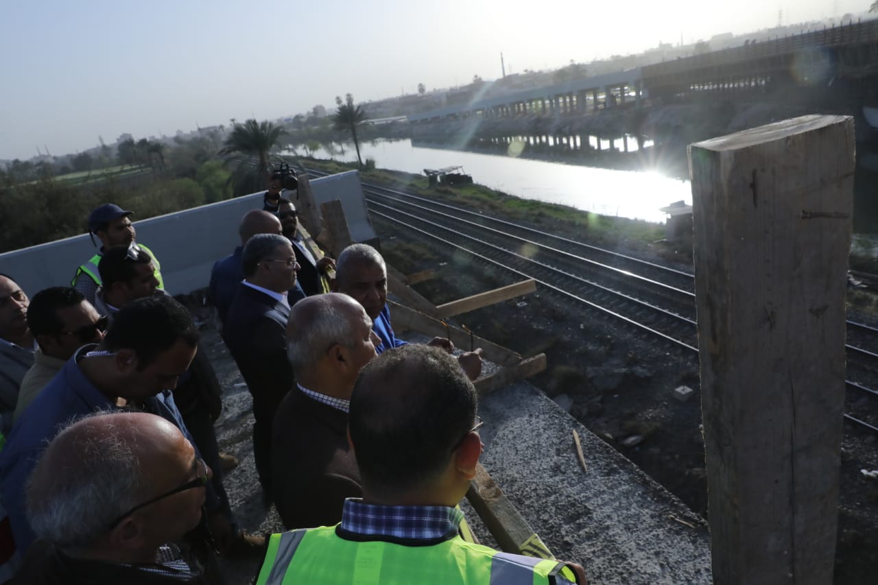 وزير النقل يتابع أعمال تنفيذ محور سمالوط على النيل بمحافظة المنيا 