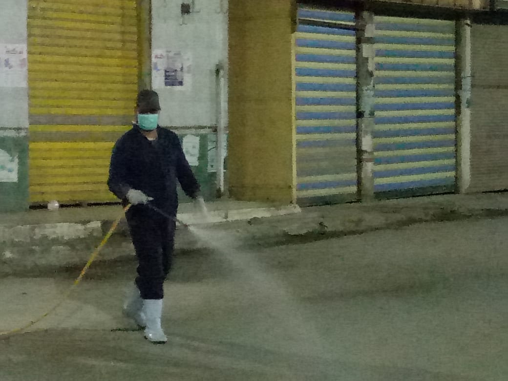رش شوارع طامية لتطهيرها ضد "كورونا" بالفيوم