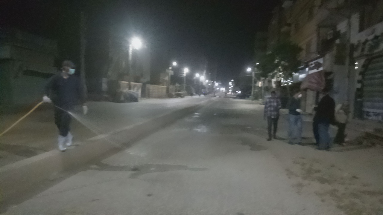رش شوارع طامية لتطهيرها ضد "كورونا" بالفيوم