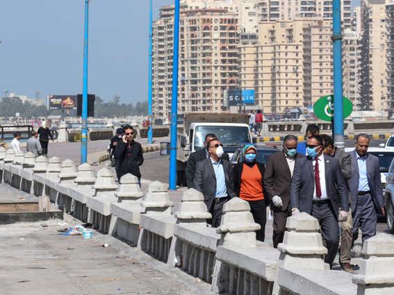محافظ الإسكندرية يقوم بجولة بسوق الميدان بالمنشية.. ويشدد على الباعة بإتخاذ الإجراءات الوقائية حفاظا علي صحتهم 