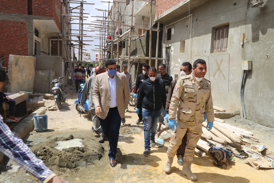 بالصور .. جولة تفقدية لمتابعة أعمال الرصف والتطوير بمدن حي فيصل