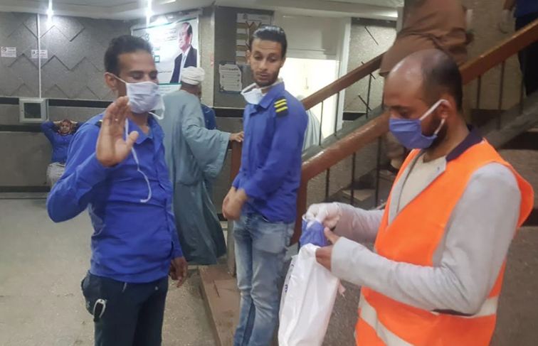 المصريين الأحرار بأسيوط يوزيع كمامات وأدوات تعقيم على معهد الأورام ومستشفى أسيوط العام