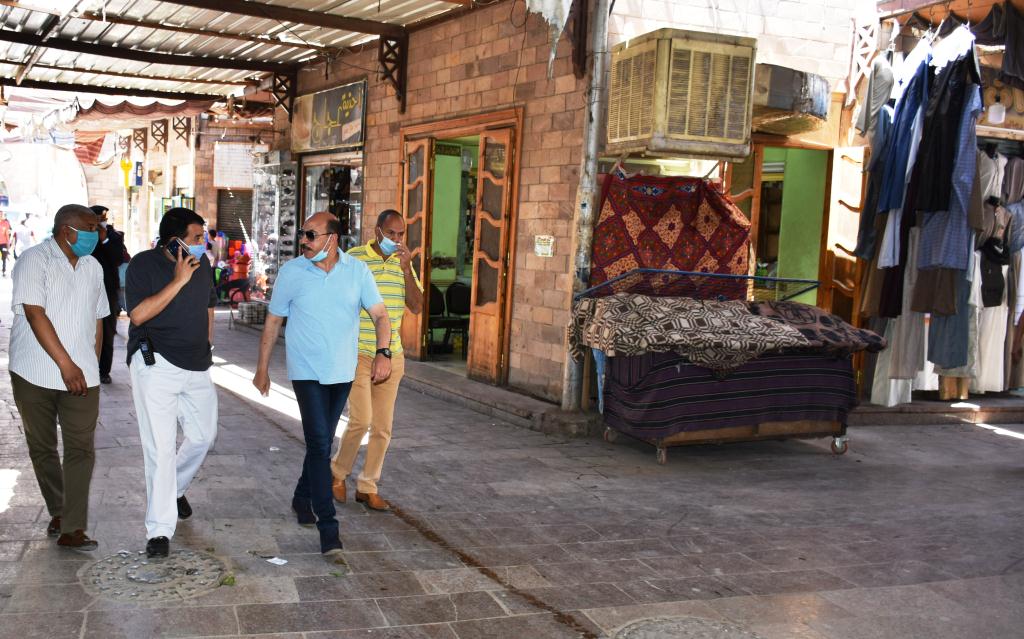 محافظ أسوان يطمئن على الإجراءات الإحترازية داخل السوق السياحى بأسوان