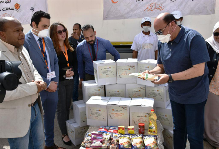 محافظ أسوان يدشن قافلة خيرية لتوزيع 10 آلاف كرتونة مواد غذائية 