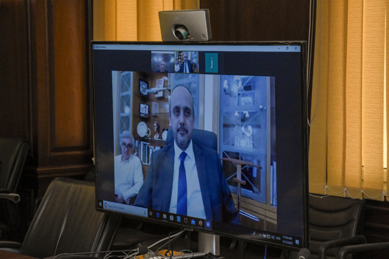 عبر تقنية الفيديو كونفرانس.. محافظ الإسكندرية يلتقي عمدة مدينة  باڤوس لبحث تداعيات فيروس كورونا 