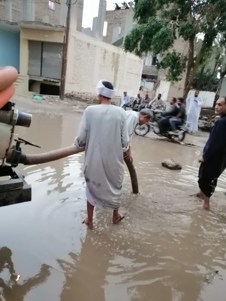 رئيس مركز الطود يُعلن الإنتهاء من شفط مياه الأمطار من الشوارع الرئيسية