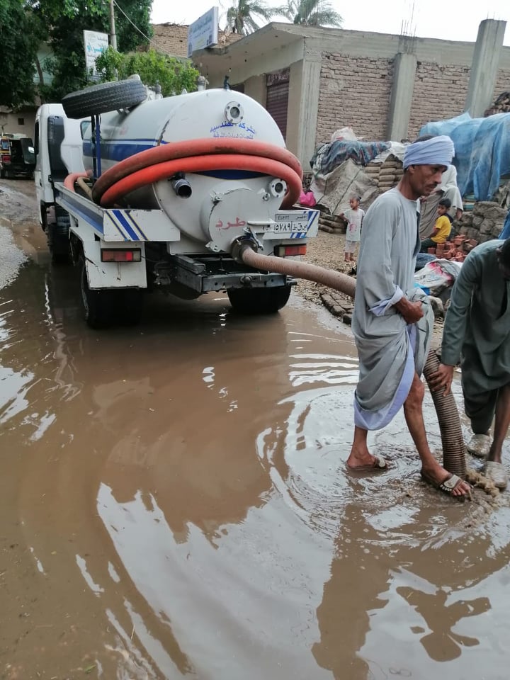 رئيس مركز الطود يُعلن الإنتهاء من شفط مياه الأمطار من الشوارع الرئيسية