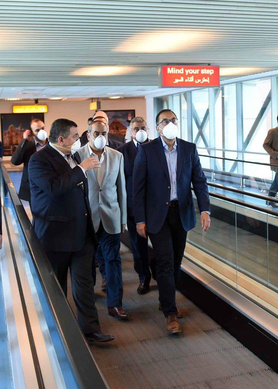 مدبولى : تطبيق الإجراءات الاحترازية بمطار القاهرة بحزم لضمان سلامة المواطنين