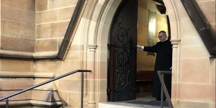 كنائس استراليا تفتح ابوابها أمام ١٠ افراد بكل خدمة بعد توقف دام ٨ أسابيع