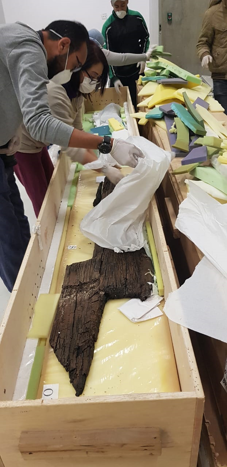 المتحف المصري الكبير يستقبل ٤٢ قطعة خشبية من مركب خوفو الثانية