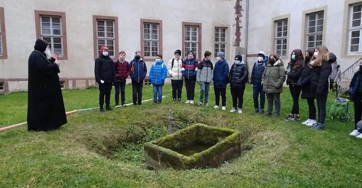 طلاب مدرسة ألمانية يزورون الدير القبطي بهوكستر سيرًا على الأقدام